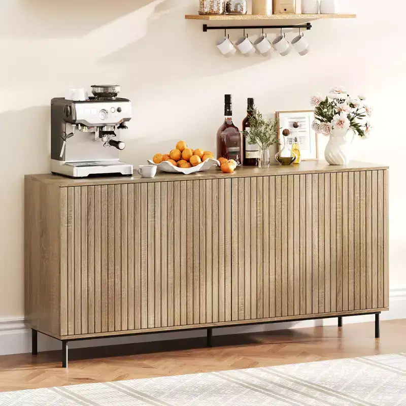 Buffet moderne cannelé de 63 avec 4 portes cannelées, pieds en métal et étagères réglables, buffet de cuisine, meuble d’appoint, table console