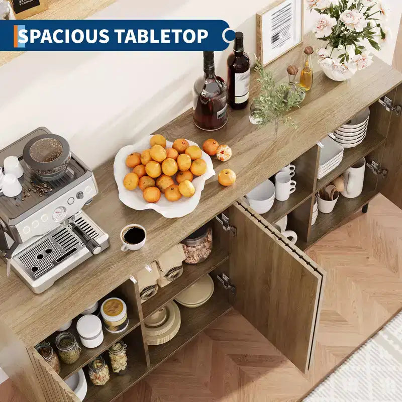 Aparador moderno estriado de 63 con 4 puertas estriadas, patas de metal y estantes ajustables, aparador auxiliar y mesa consola para cocina