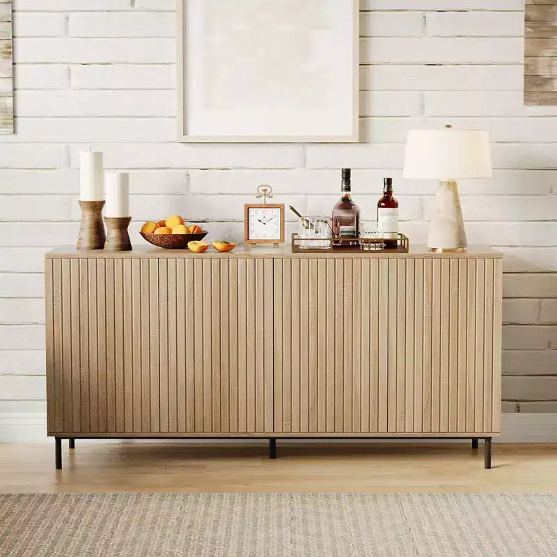 Buffet moderne cannelé de 63 avec 4 portes cannelées, pieds en métal et étagères réglables, buffet de cuisine, meuble d’appoint, table console