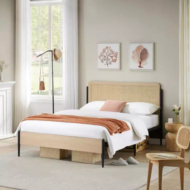 Estructura de cama tamaño matrimonial/queen con cabecero de ratán natural y piecero de madera maciza, espacio de almacenamiento debajo de la cama