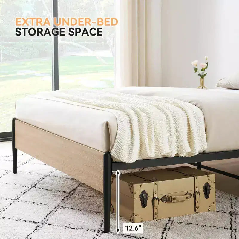 Estructura de cama tamaño matrimonial/queen con cabecero de ratán natural y piecero de madera maciza, espacio de almacenamiento debajo de la cama