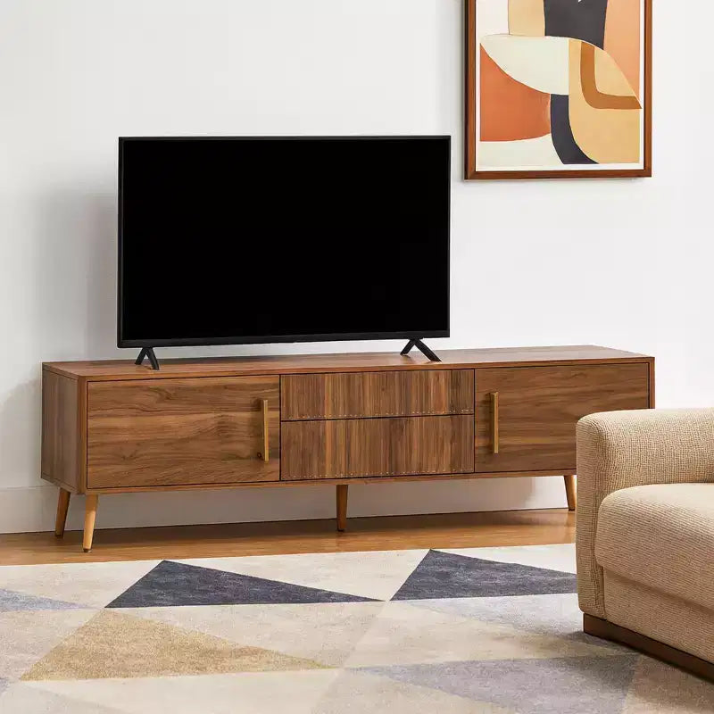 Mueble para TV de nogal de estilo moderno de mediados de siglo con estructura maciza
