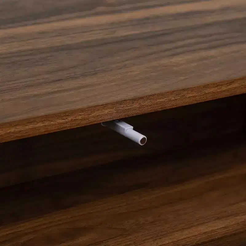 Mueble para TV de nogal de estilo moderno de mediados de siglo con estructura maciza