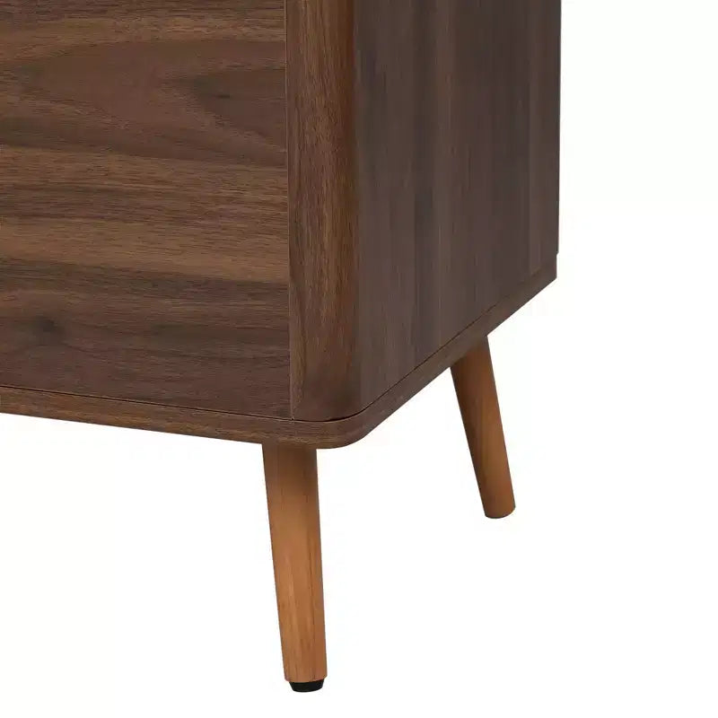 Mueble para TV de nogal de estilo moderno de mediados de siglo con estructura maciza