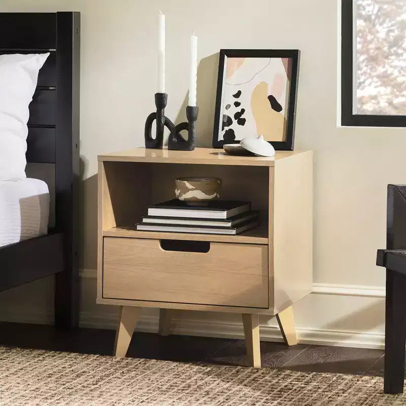 Nachttisch im Mid-Century-Modern-Stil mit Schublade und konischen Beinen