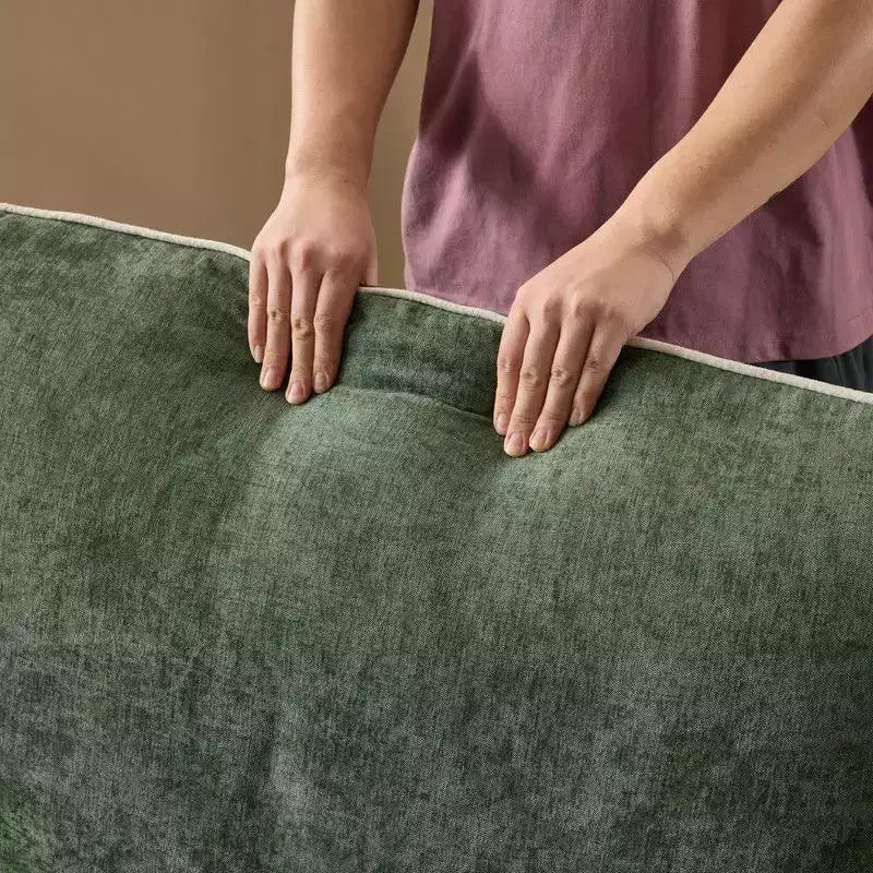 Übergangsstil-Zweisitzersofa mit paspelierten T-Sitzkissen und Leinenmischgewebe