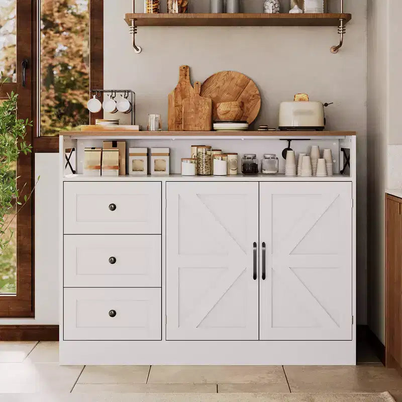 Aparador con tomacorriente, moderno estilo granja, con cajones y puertas de granero, estante ajustable y espacio de almacenamiento, para cocina y sala de estar, blanco