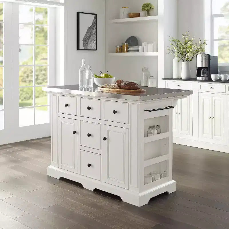 Isla de cocina con superficie de acero inoxidable