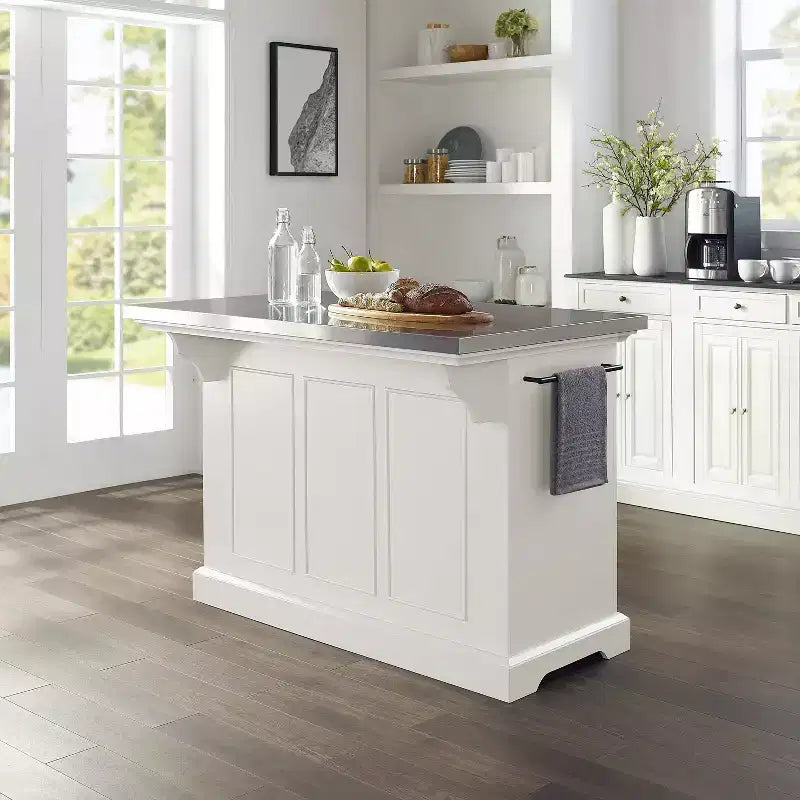 Isla de cocina con superficie de acero inoxidable